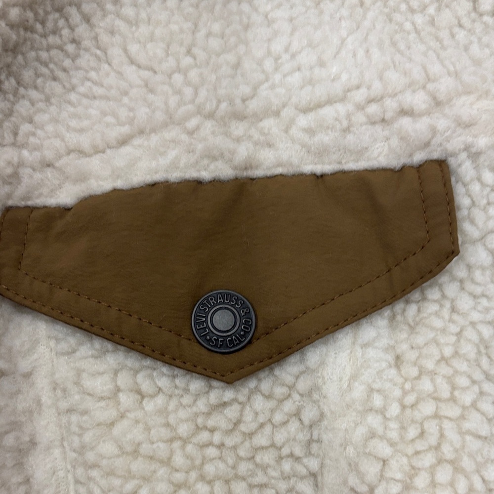 Levi's Men's Cream Sherpa Jacket with Brown Accents - Picture 7 of 10